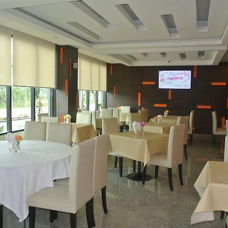 S Tara Grand Hotel Сурат Тхани Екстериор снимка