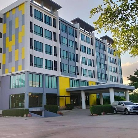S Tara Grand Hotel Сурат Тхани Екстериор снимка