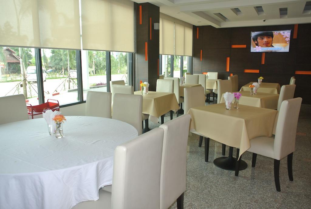 S Tara Grand Hotel Сурат Тхани Екстериор снимка