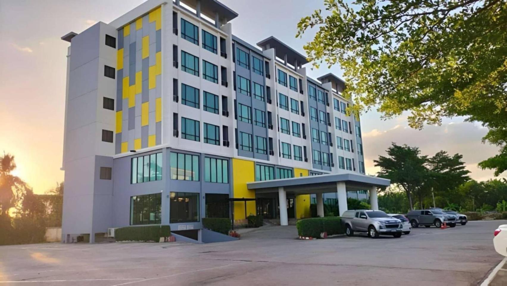 S Tara Grand Hotel Сурат Тхани Екстериор снимка