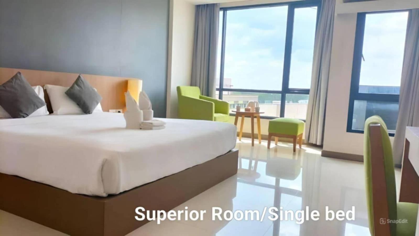 S Tara Grand Hotel Сурат Тхани Екстериор снимка