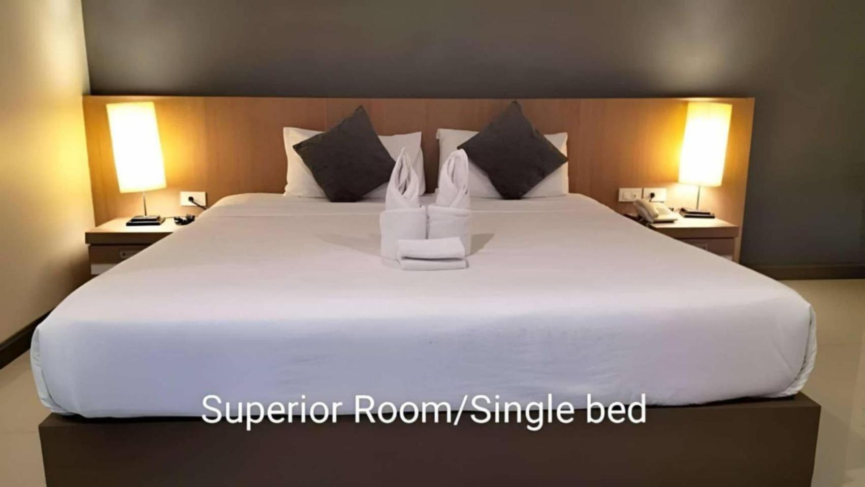 S Tara Grand Hotel Сурат Тхани Екстериор снимка