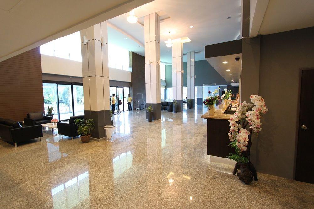 S Tara Grand Hotel Сурат Тхани Екстериор снимка