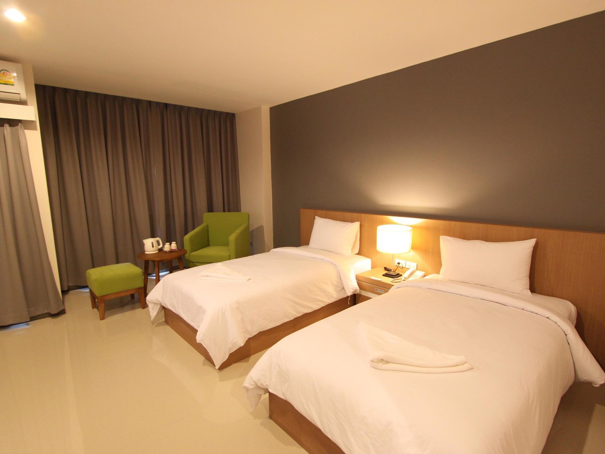 S Tara Grand Hotel Сурат Тхани Екстериор снимка