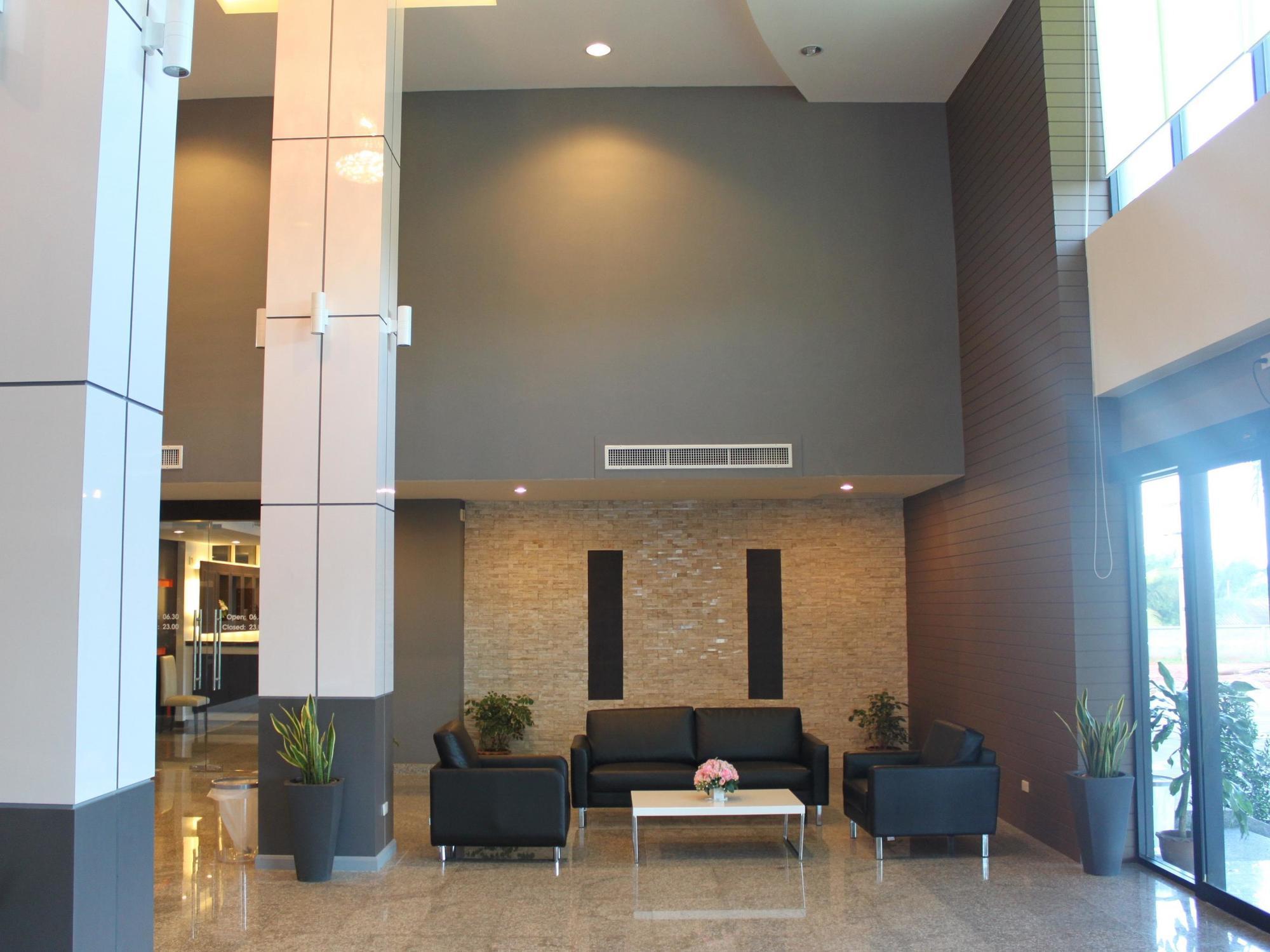 S Tara Grand Hotel Сурат Тхани Екстериор снимка