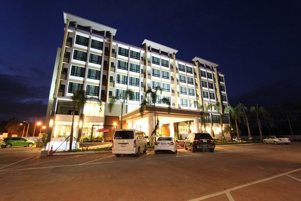 S Tara Grand Hotel Сурат Тхани Екстериор снимка