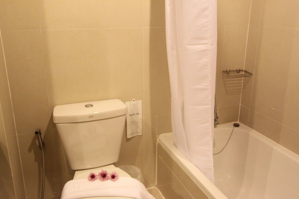 S Tara Grand Hotel Сурат Тхани Екстериор снимка