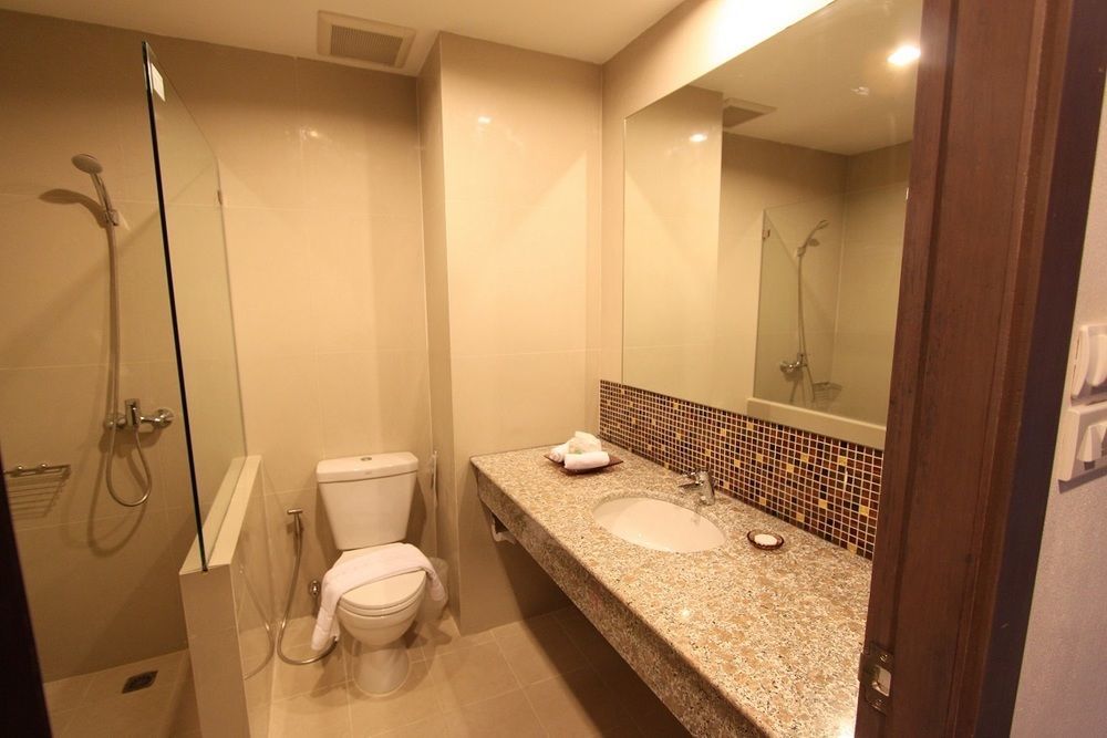 S Tara Grand Hotel Сурат Тхани Екстериор снимка