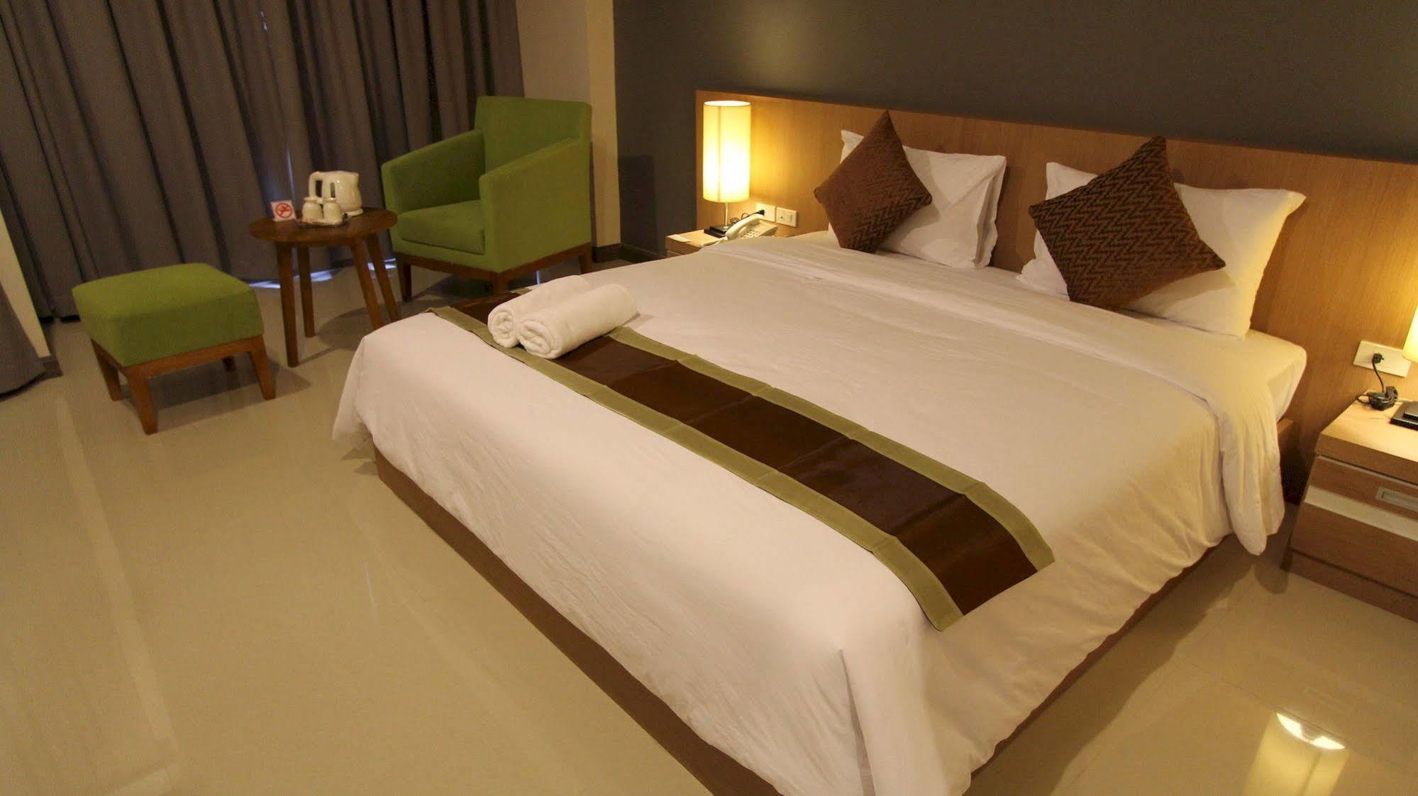 S Tara Grand Hotel Сурат Тхани Екстериор снимка