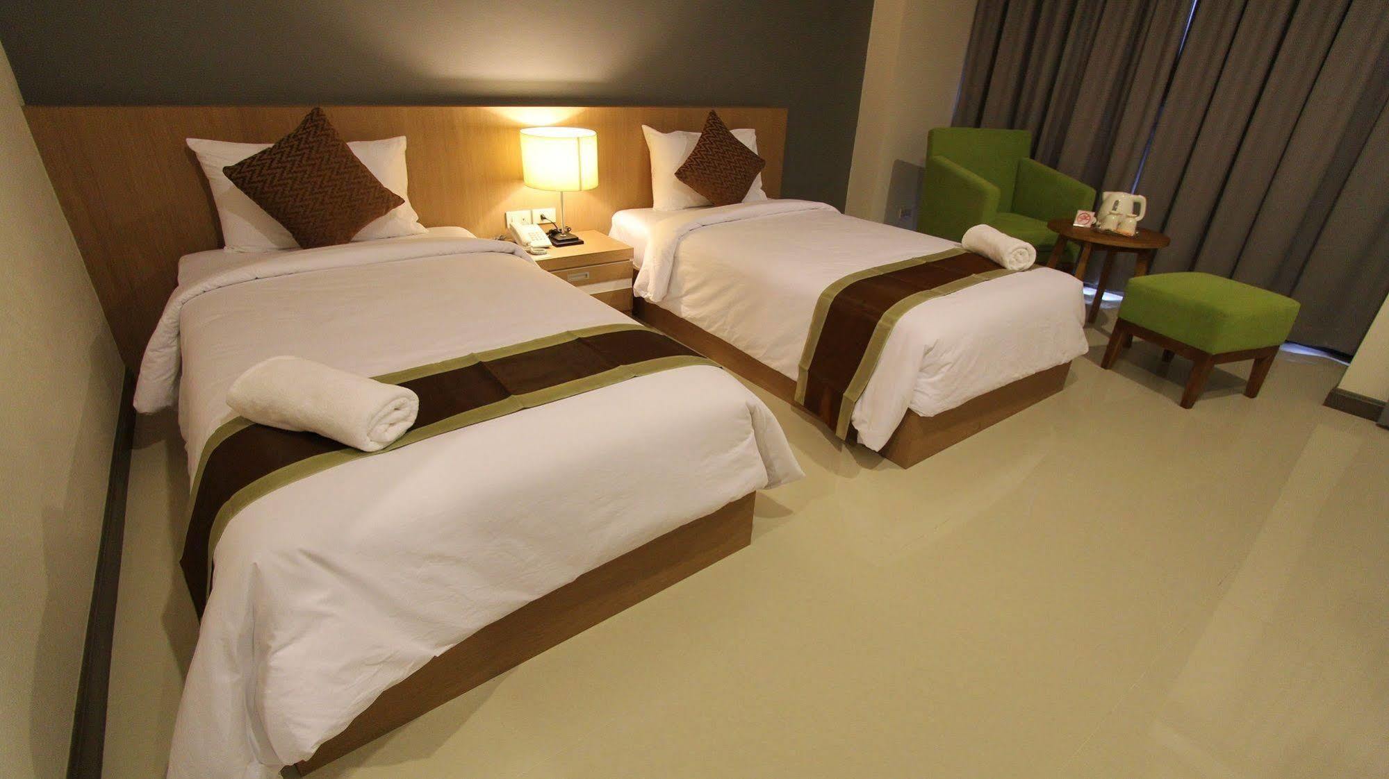 S Tara Grand Hotel Сурат Тхани Екстериор снимка